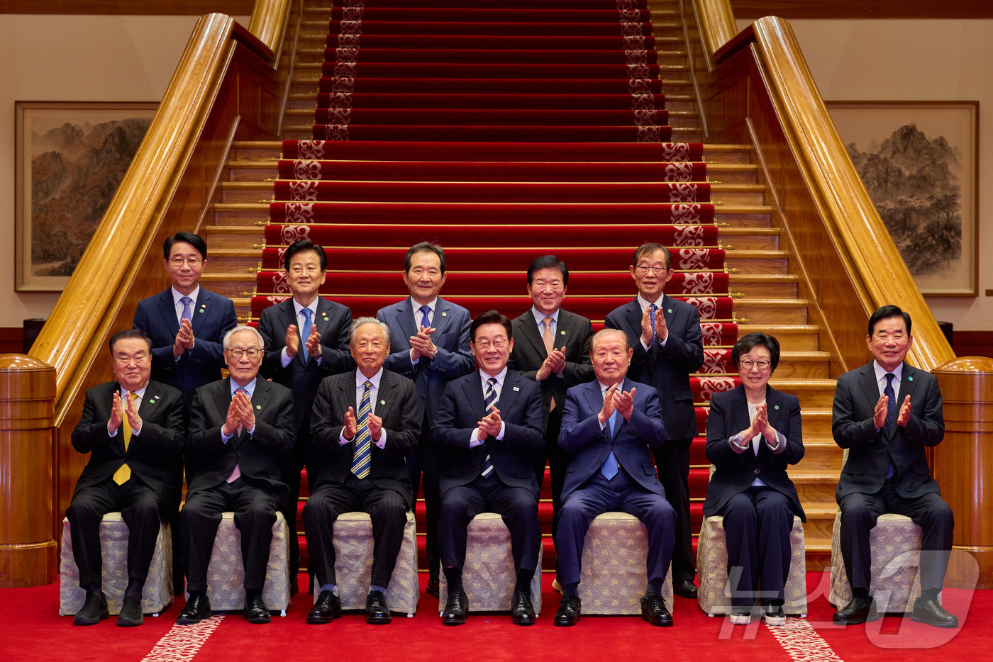 (서울=뉴스1) 이재명 기자 = 이재명 대통령이 25일 청와대에서 열린 더불어민주당 상임고문단 오찬 간담회에서 참석자들과 기념촬영을 하고 있다.앞줄 왼쪽부터 문희상, 임채정, 권노 …