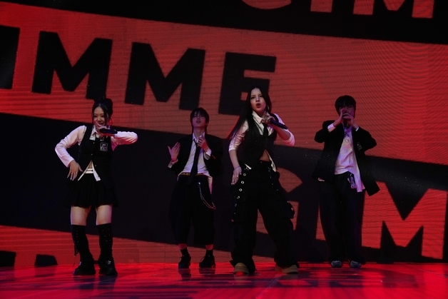 초코 라 파밀리아, 팬쇼케이스 성료 "성장해 나가는 모습 지켜봐 주길"