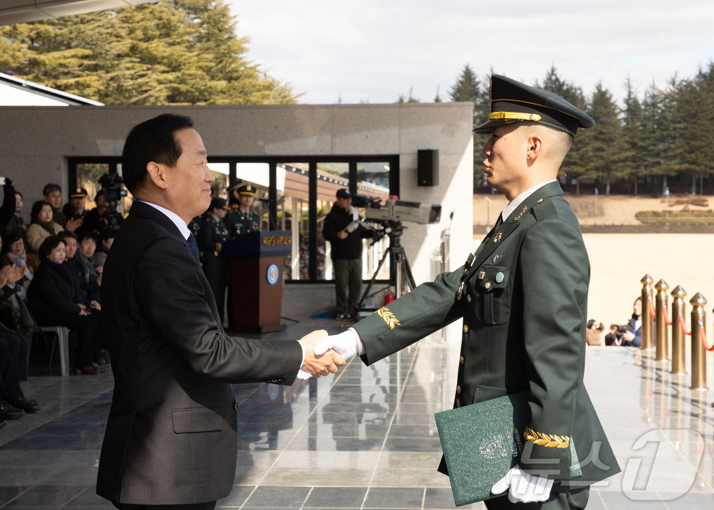 (서울=뉴스1) = 이두희 국방부 차관이 25일 경북 영천 육군3사관학교에서 열린 제61기 군3사관학교 졸업 및 임관식에서 신임 장교에게 임관사령장을 수여하고 악수를 하고 있다. …