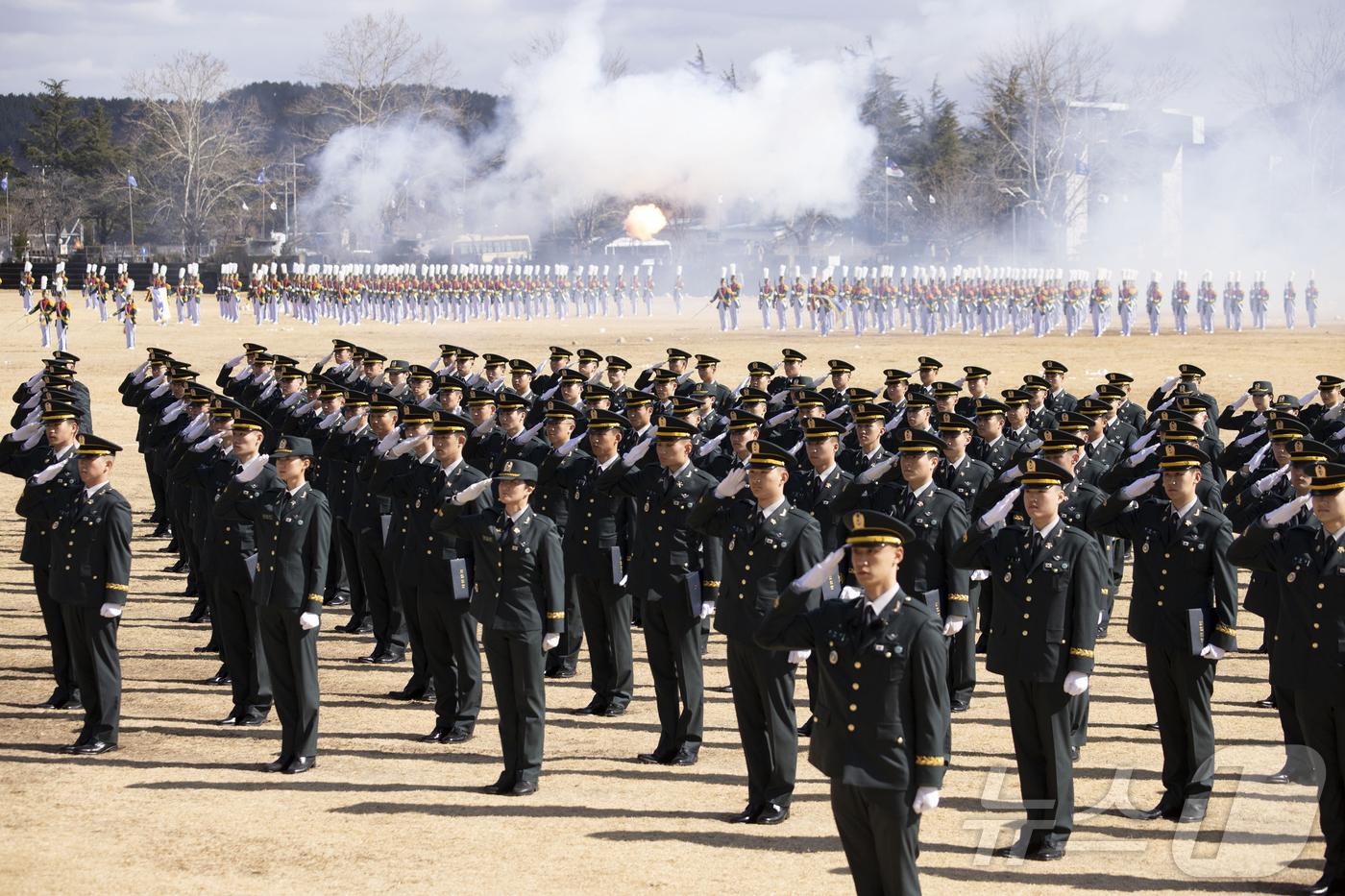 (서울=뉴스1) = 25일 경북 영천 육군3사관학교에서 열린 제61기 육군3사관학교 졸업 및 임관식에서 임관 장교들이 경례를 하고 있다. (육군 제공. 재판매 및 DB 금지) 20 …