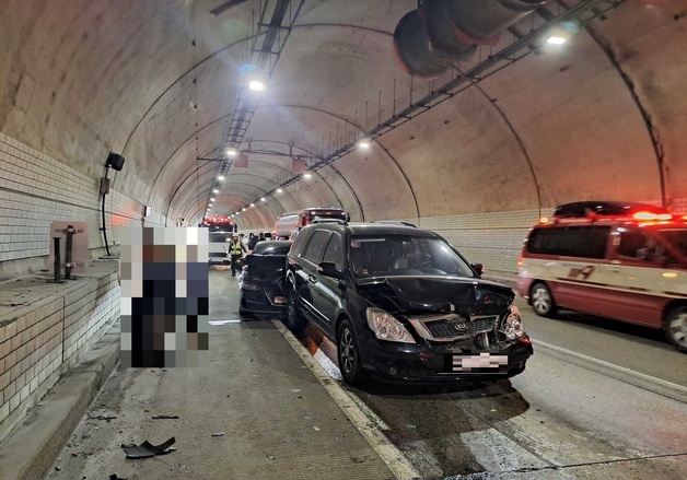 영동고속도로 대관령 4터널 강릉방향서 11중 추돌…20여명 경상