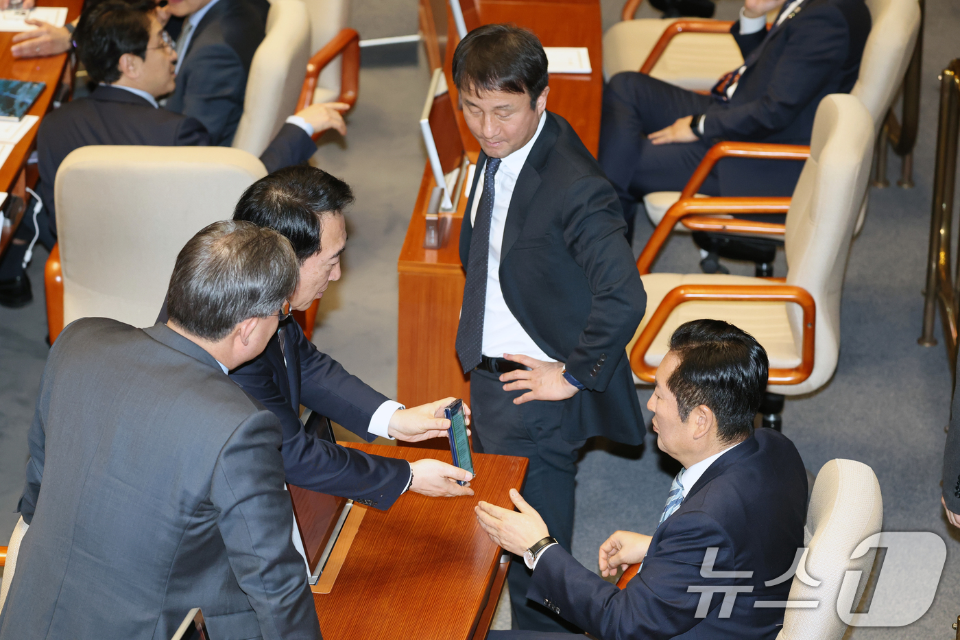 (서울=뉴스1) 이승배 기자 = 25일 서울 여의도 국회에서 열린 제432회국회(임시회) 8차 본회의에서 박수현 더불어민주당 수석대변인이 정청래 대표에게 핸드폰 화면을 보여주고 있 …