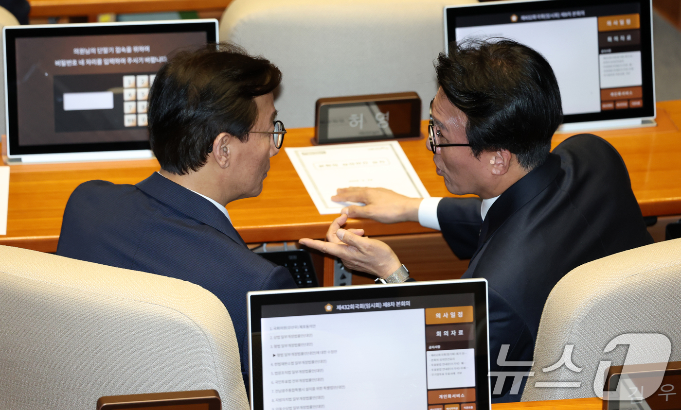 (서울=뉴스1) 이승배 기자 = 25일 서울 여의도 국회에서 열린 제432회국회(임시회) 8차 본회의에서 김민석 국무총리가 전재수 더불어민주당 의원과 대화하고 있다. 2026.2. …