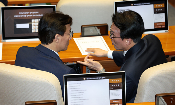 대화 나누는 김민석 총리와 전재수 의원