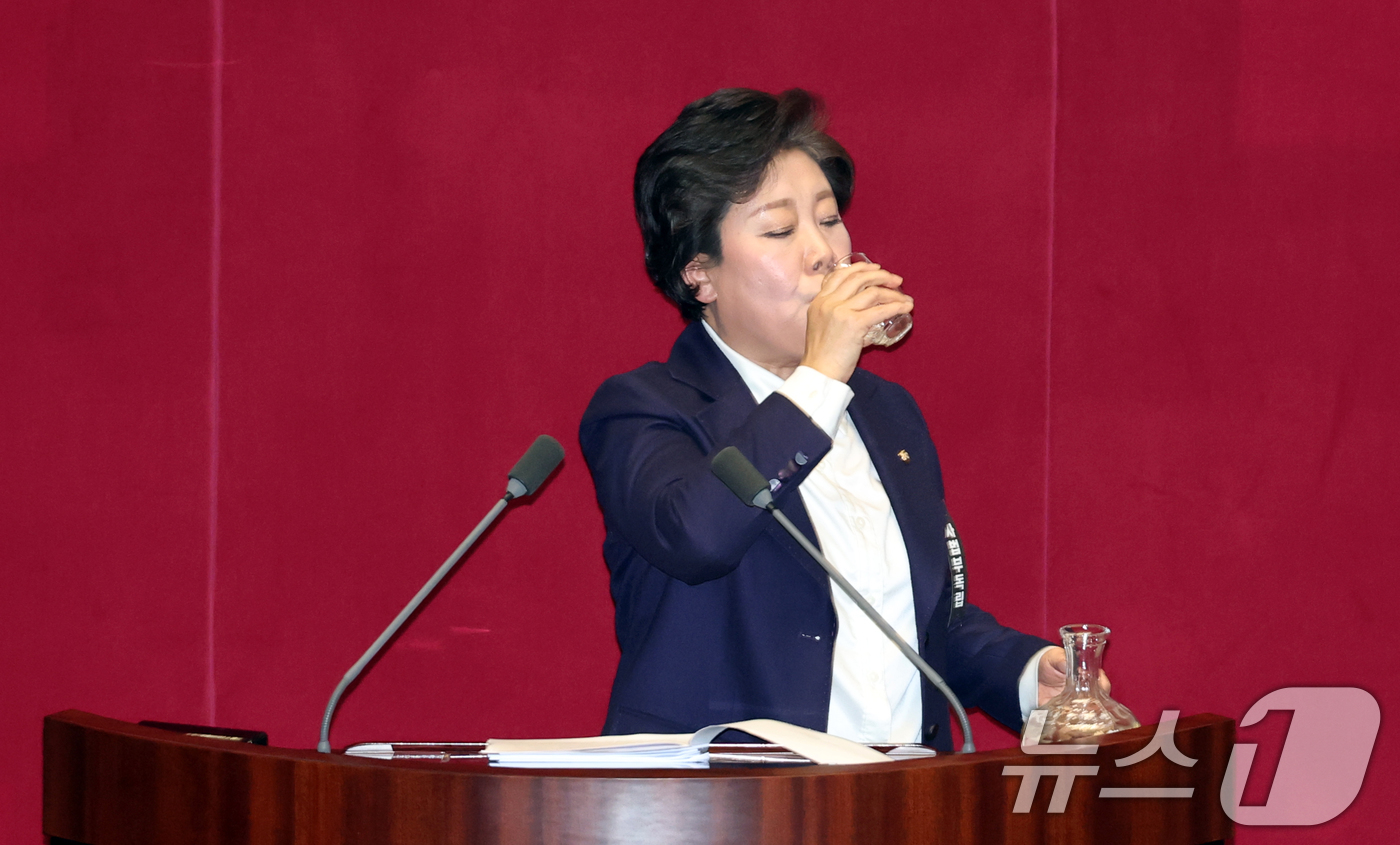 (서울=뉴스1) 이승배 기자 = 25일 서울 여의도 국회에서 열린 제432회국회(임시회) 8차 본회의에서 조배숙 국민의힘 의원이 이른바 '법왜곡죄' 형법일부개정법률안(대안) 수정안 …