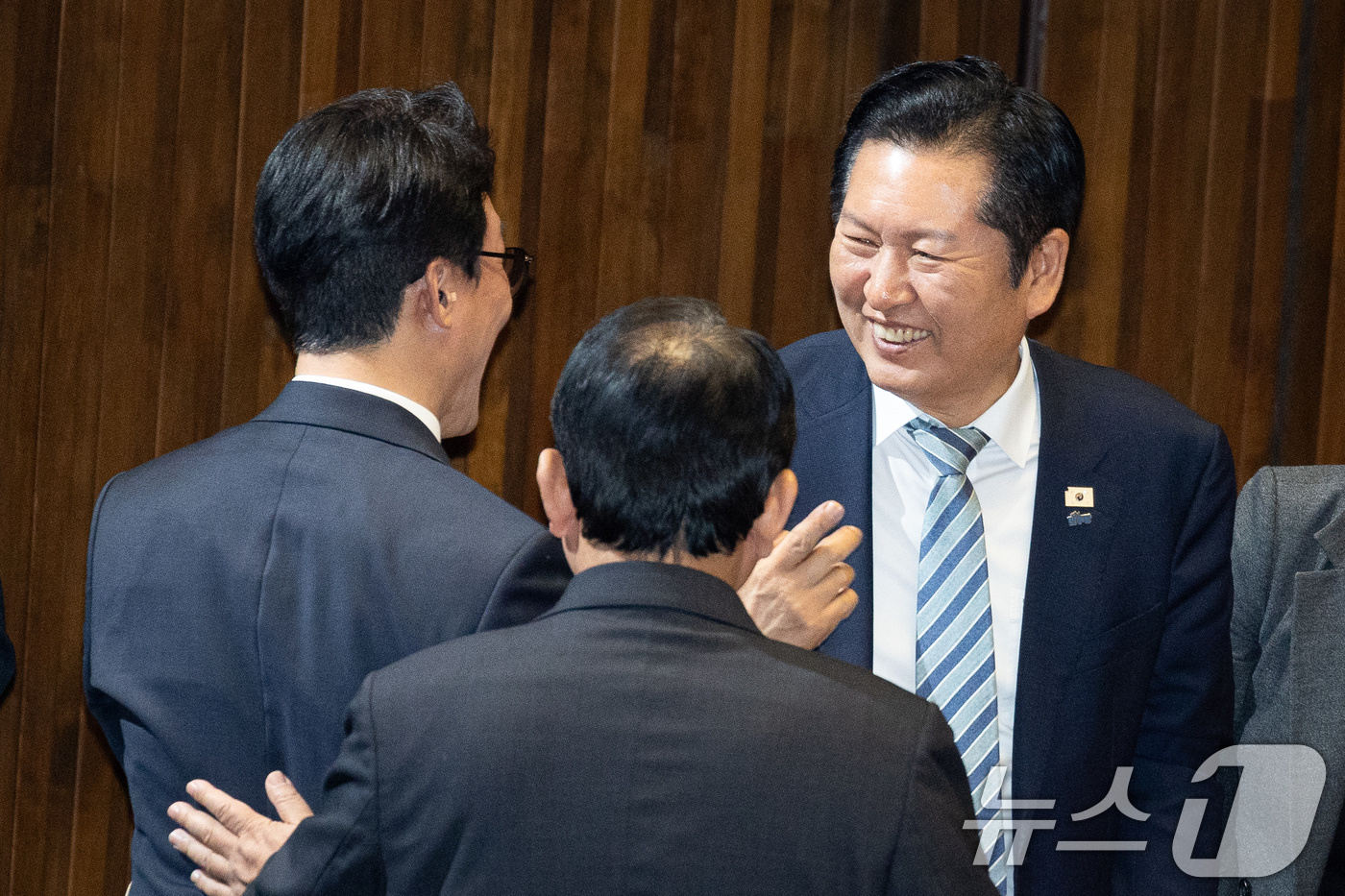 (서울=뉴스1) 유승관 기자 = 김민석 국무총리와 정청래 더불어민주당 대표가 25일 서울 여의도 국회에서 열린 제432회 국회(임시회) 제8차 본회의에서 인사하고 있다. 2026. …