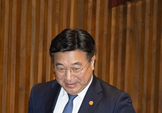 무제한토론 종결 표결위해 이동하는 윤호중 장관