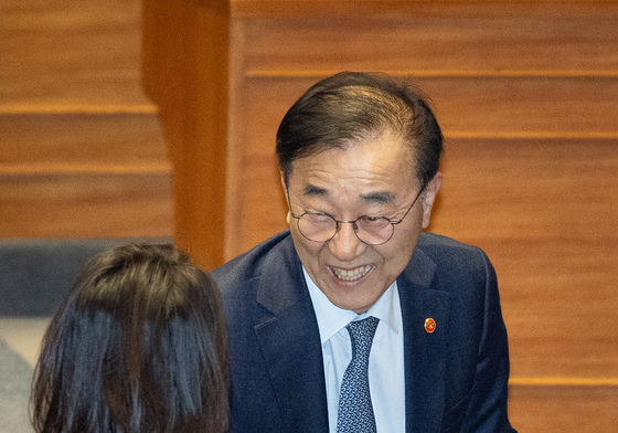 투표하는 김윤덕 장관