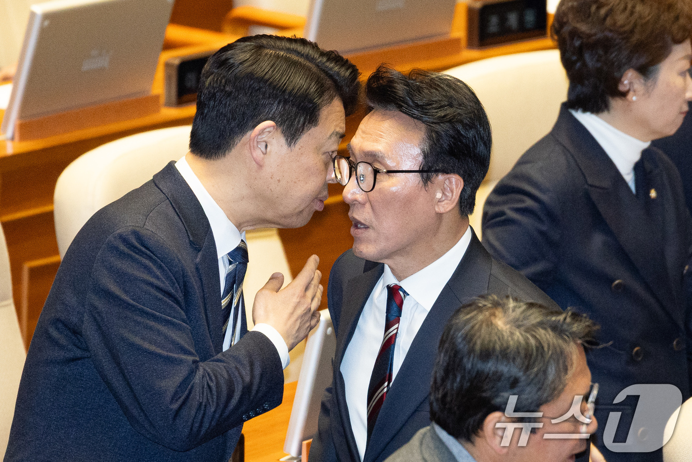 (서울=뉴스1) 유승관 기자 = 김민석 국무총리와 김영호 국회 교육위원장이 25일 서울 여의도 국회에서 열린 제432회 국회(임시회) 제8차 본회의에서 대화하고 있다. 2026.2 …