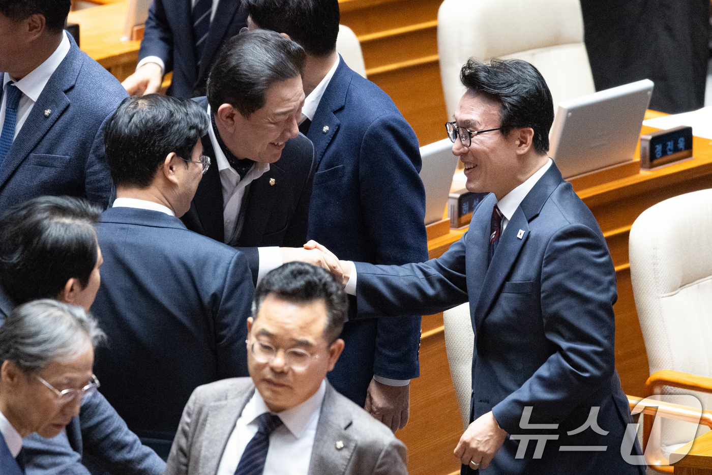 (서울=뉴스1) 유승관 기자 = 김민석 국무총리와 김병기 무소속 의원이 25일 서울 여의도 국회에서 열린 제432회 국회(임시회) 제8차 본회의에서 인사하고 있다. 2026.2.2 …