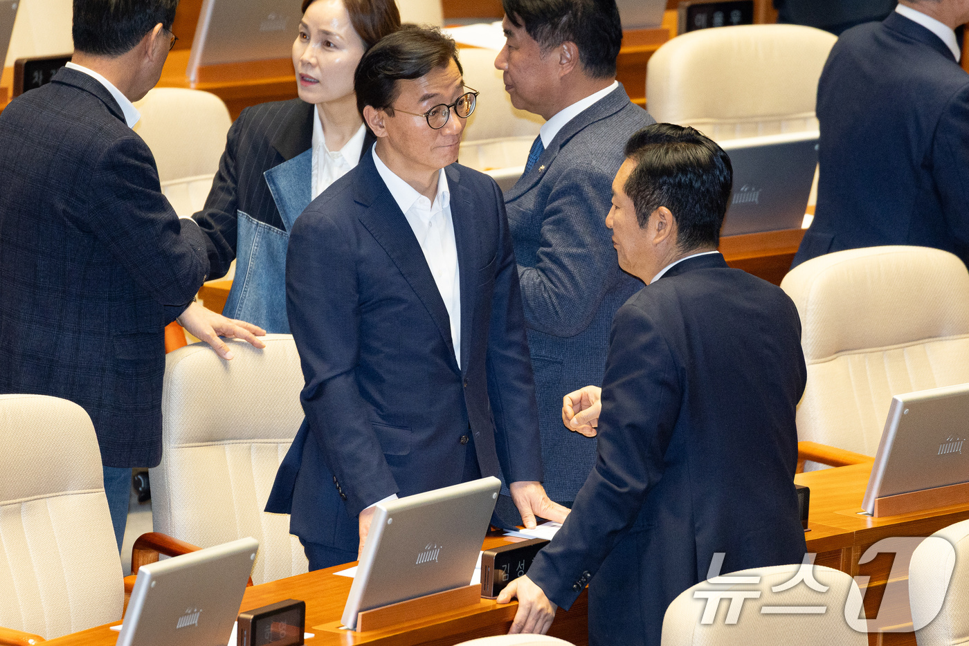 (서울=뉴스1) 유승관 기자 = 정청래 더불어민주당 대표와 전재수 의원이 25일 서울 여의도 국회에서 열린 제432회 국회(임시회) 제8차 본회의에서 대화하고 있다. 2026.2. …