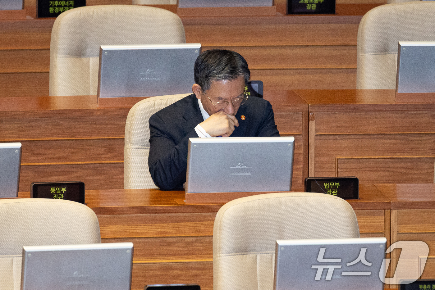(서울=뉴스1) 유승관 기자 = 정성호 법무부 장관이 25일 서울 여의도 국회에서 열린 제432회 국회(임시회) 제8차 본회의에 출석해 생각에 잠겨 있다. 2026.2.25/뉴스1 …