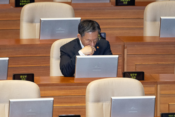 생각 잠긴 정성호 법무부 장관