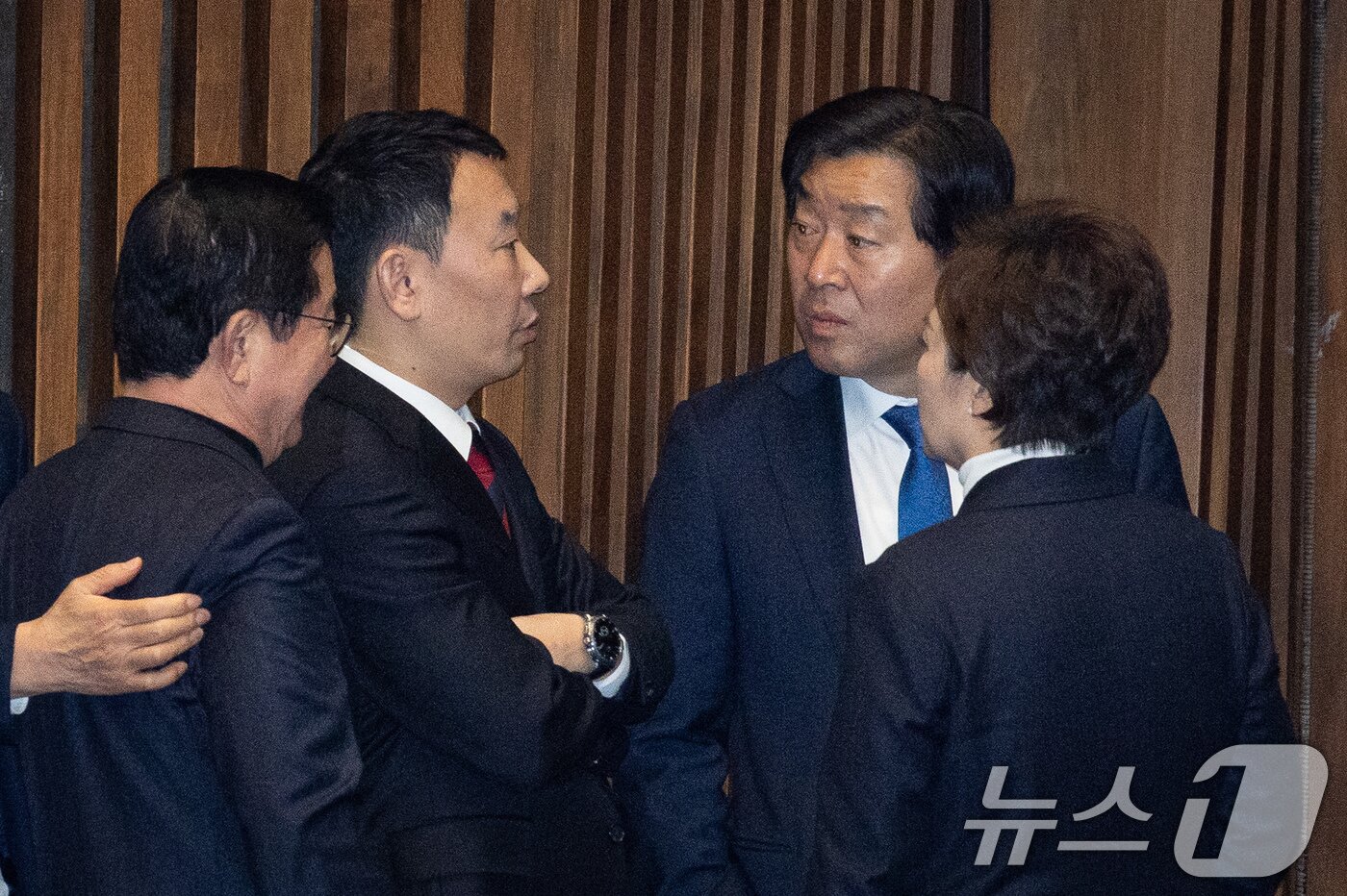 본문 이미지 - 김용민 법사위 민주당 간사와 황명선, 이언주 최고위워니 25일 서울 여의도 국회에서 열린 제432회 국회(임시회) 제8차 본회의에서 대화하고 있다. 2026.2.25 ⓒ 뉴스1 유승관 기자