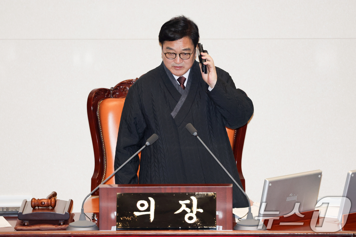 (서울=뉴스1) 이승배 기자 = 우원식 국회의장이 25일 서울 여의도 국회에서 열린 제432회국회(임시회) 8차 본회의에서 통화하고 있다. 2026.2.25/뉴스1