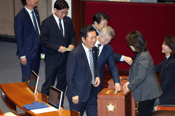 필리버스터 종결 투표하는 정청래 더불어민주당 대표