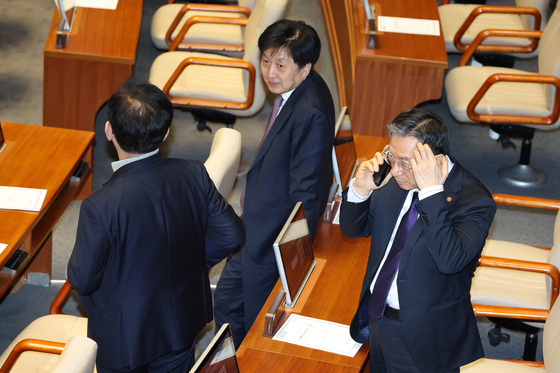 통화하는 정성호 법무부 장관