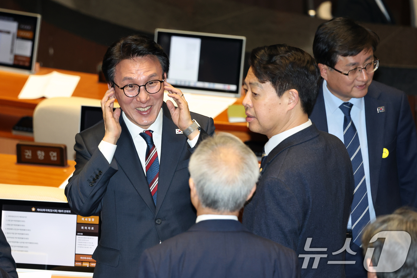 (서울=뉴스1) 이승배 기자 = 25일 서울 여의도 국회에서 열린 제432회국회(임시회) 8차 본회의에서 김민석 국무총리가 의원들과 대화하고 있다. 2026.2.25/뉴스1