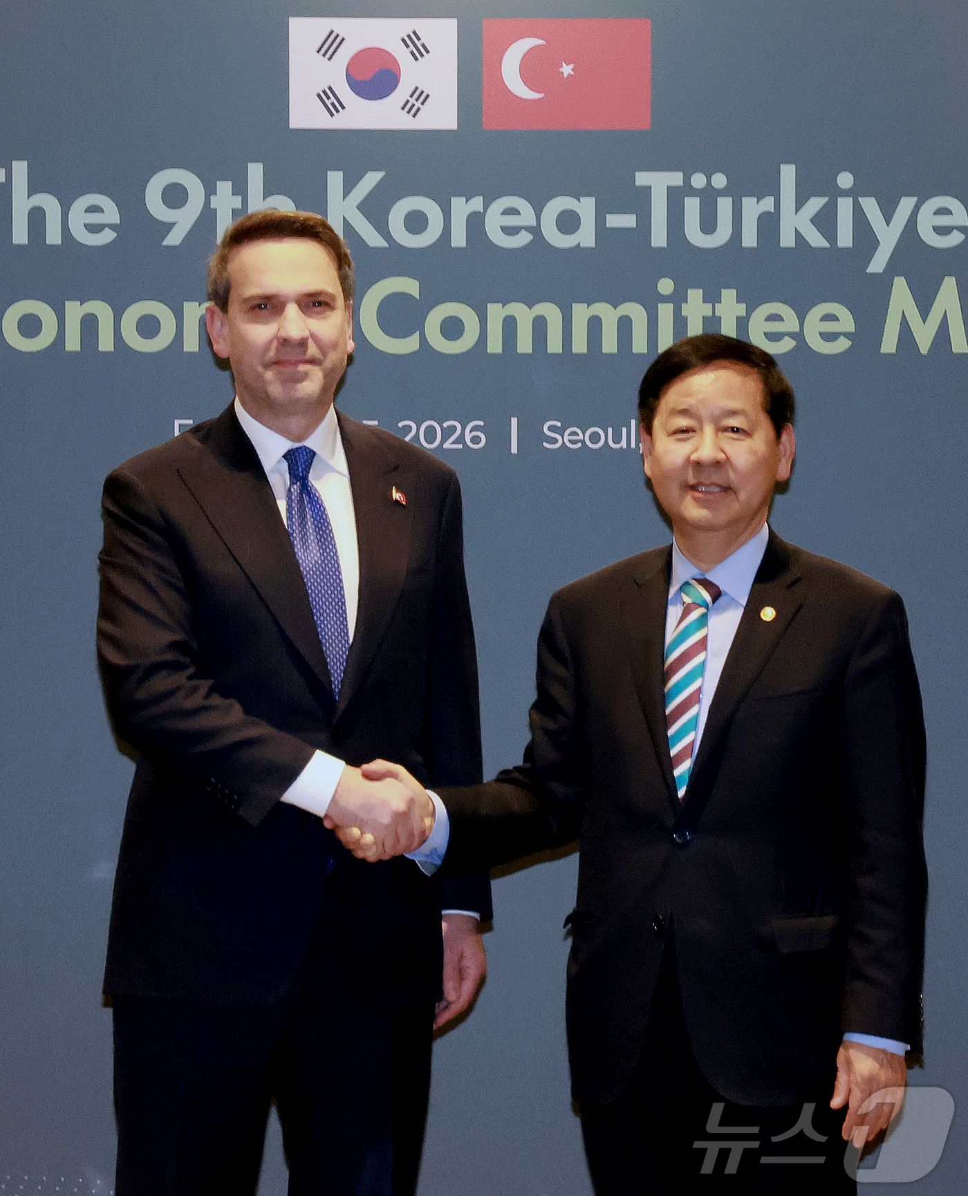 (서울=뉴스1) 이호윤 기자 = 구윤철 경제부총리 겸 재정경제부 장관과 알파르슬란 바이락타르 에너지천연자원부 장관이 25일 서울 종로구 더 플라자 호텔에서 열린 ‘제9차 한-튀르키 …