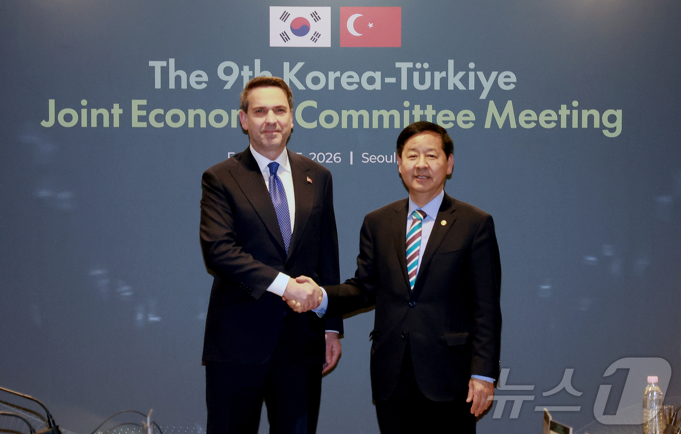 (서울=뉴스1) 이호윤 기자 = 구윤철 경제부총리 겸 재정경제부 장관과 알파르슬란 바이락타르 에너지천연자원부 장관이 25일 서울 종로구 더 플라자 호텔에서 열린 ‘제9차 한-튀르키 …
