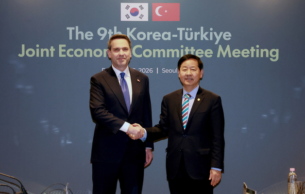 기념촬영하는 구윤철 부총리와 알파르슬란 바이락타르 장관