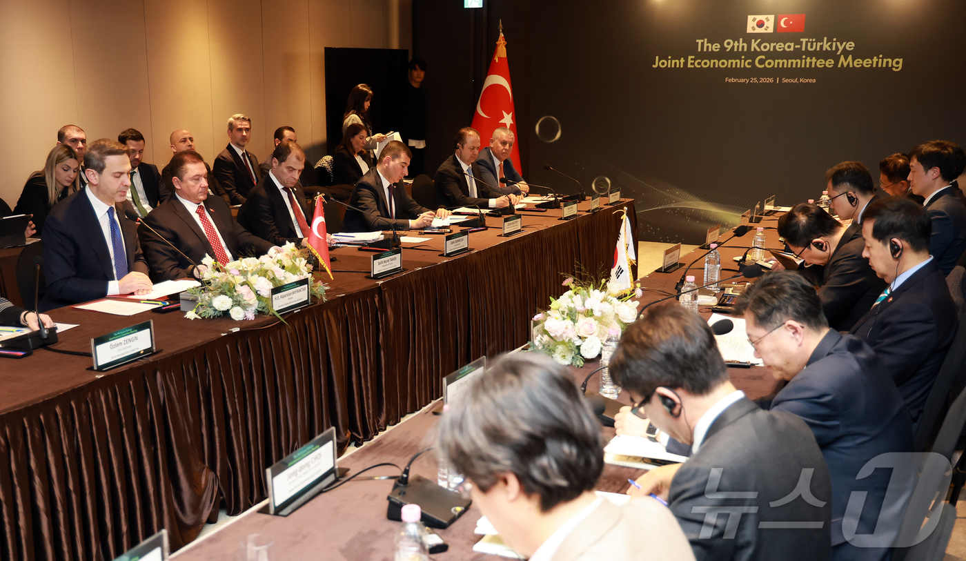 (서울=뉴스1) 이호윤 기자 = 알파르슬란 바이락타르 에너지천연자원부 장관이 25일 서울 종로구 더 플라자 호텔에서 열린 ‘제9차 한-튀르키예 경제공동위‘에서 개회사를 하고 있다. …