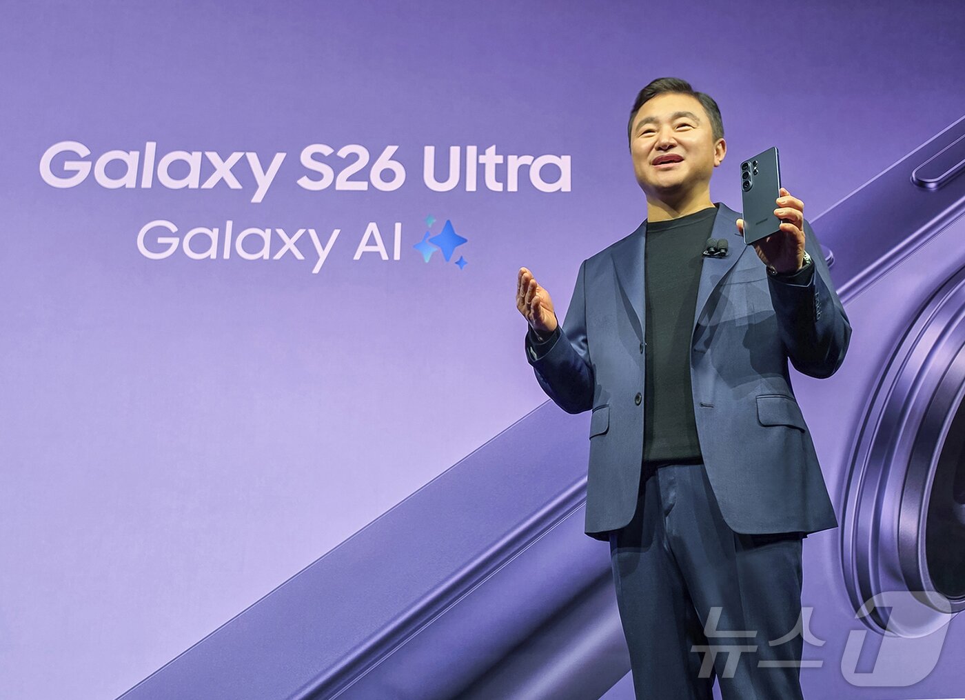 본문 이미지 - 노태문 삼성전자 대표이사(DX부문 사장)가 25일(현지시간) 미국 샌프란시스코 팰리스 오브 파인 아트에서 열린 '갤럭시 언팩 2026(Galaxy Unpacked 2026)' 행사에서 3세대 AI폰 '갤럭시 S26 시리즈'를 소개하고 있다. (삼성전자 제공. 재판매 및 DB 금지) 2026.2.26 ⓒ 뉴스1