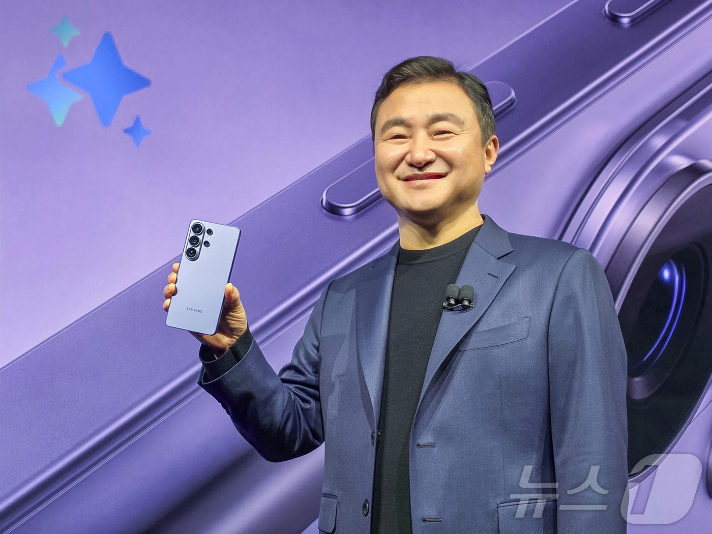 (서울=뉴스1) = 노태문 삼성전자 대표이사(DX부문 사장)가 25일(현지시간) 미국 샌프란시스코 팰리스 오브 파인 아트에서 열린 '갤럭시 언팩 2026(Galaxy Unpacke …