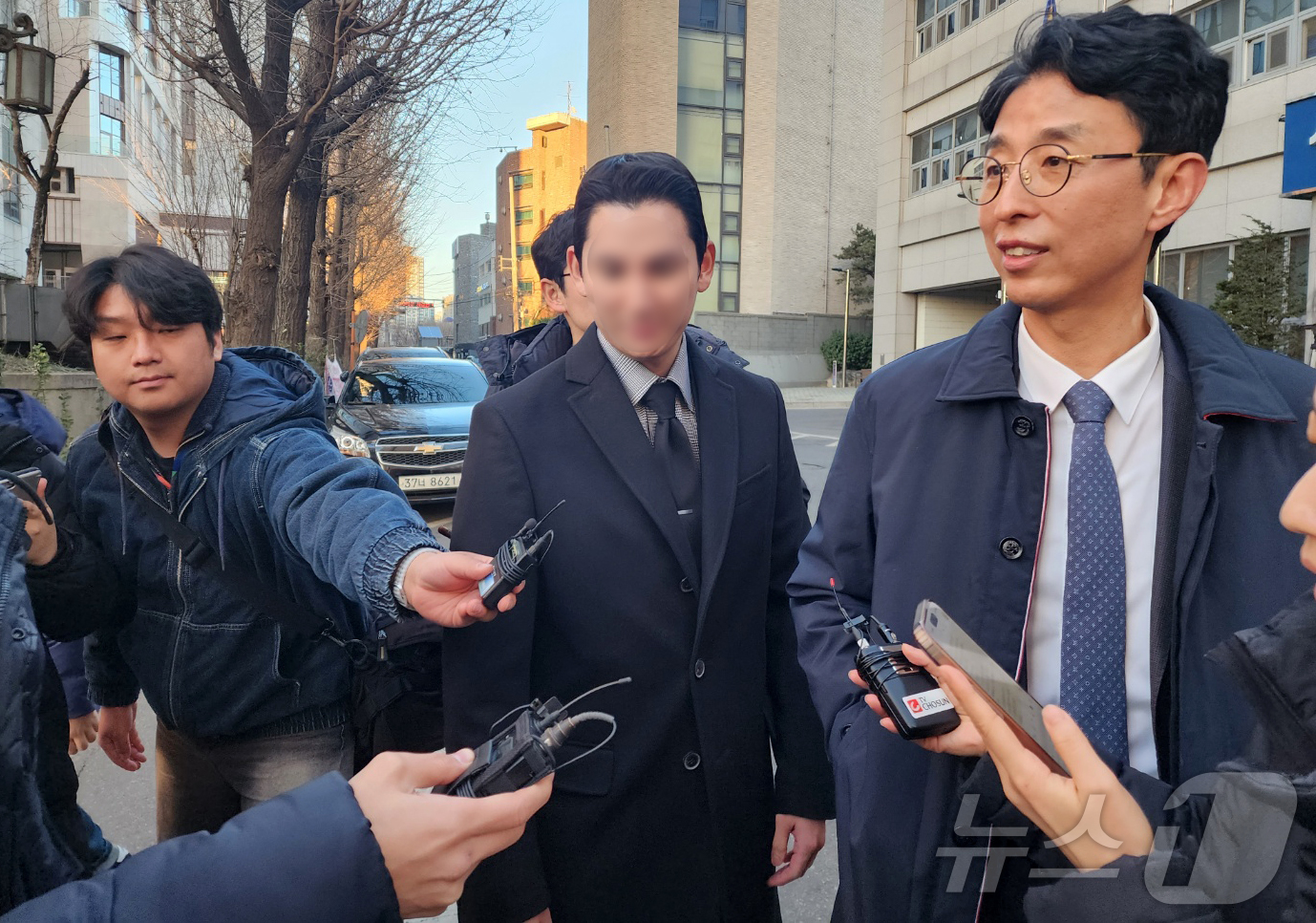 (서울=뉴스1) 권진영 기자 = 피의자 신분으로 경찰 조사를 받은 김병기 무소속 의원의 차남이 25일 마포구 서울경찰청 공공범죄수사대에서 이동하고 있다.김 의원은 차남의 숭실대 편 …