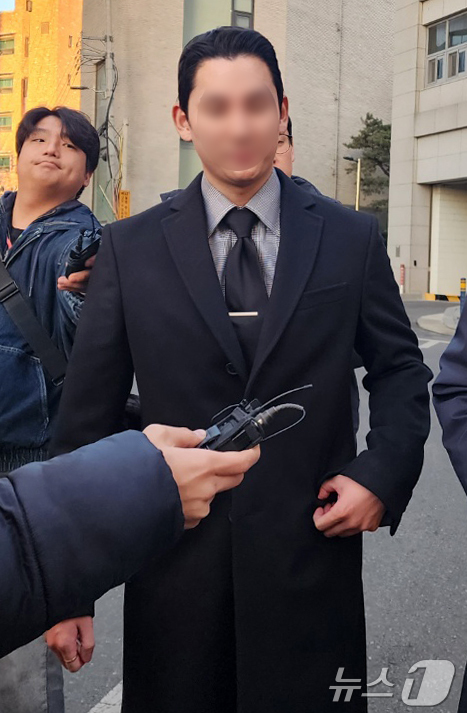 (서울=뉴스1) 권진영 기자 = 피의자 신분으로 경찰 조사를 받은 김병기 무소속 의원의 차남이 25일 마포구 서울경찰청 공공범죄수사대에서 이동하고 있다.김 의원은 차남의 숭실대 편 …