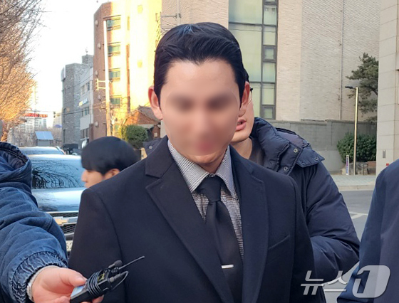 (서울=뉴스1) 권진영 기자 = 피의자 신분으로 경찰 조사를 받은 김병기 무소속 의원의 차남이 25일 마포구 서울경찰청 공공범죄수사대에서 이동하고 있다.김 의원은 차남의 숭실대 편 …