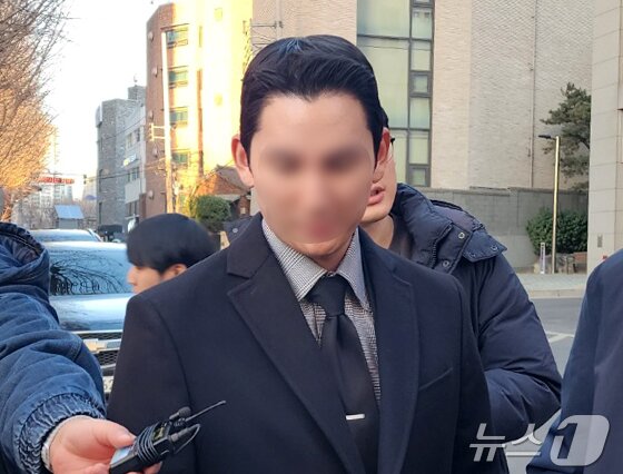 본문 이미지 - 피의자 신분으로 경찰 조사를 받은 김병기 무소속 의원의 차남이 지난달 25일 마포구 서울경찰청 공공범죄수사대에서 이동하고 있다. 김 의원은 차남의 숭실대 편입 과정 개입, 가상자산 거래소 빗썸 취업 청탁 의혹을 받고 있다. ⓒ 뉴스1 권진영 기자