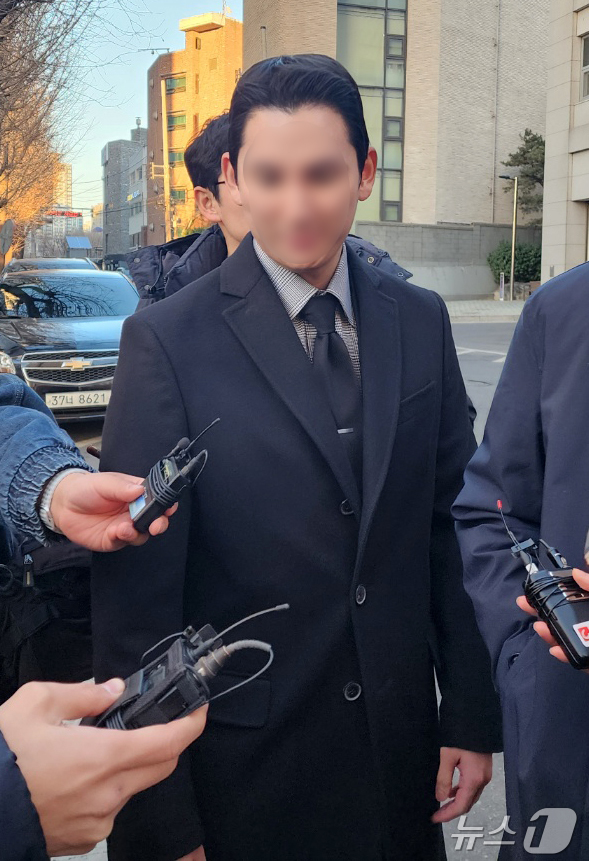 (서울=뉴스1) 권진영 기자 = 피의자 신분으로 경찰 조사를 받은 김병기 무소속 의원의 차남이 25일 마포구 서울경찰청 공공범죄수사대에서 이동하고 있다.김 의원은 차남의 숭실대 편 …