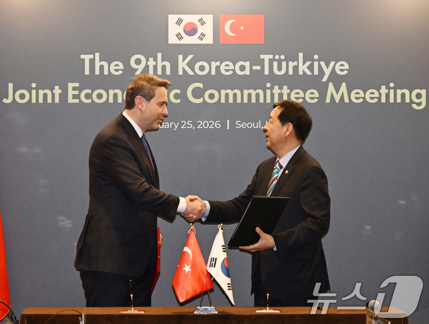 (서울=뉴스1) = 구윤철 경제부총리 겸 재정경제부 장관이 25일 서울 중구 더 플라자 호텔에서 열린 '제9차 한-튀르키예 경제공동위'에서 알파슬란 바이락타르 튀르키예 에너지천연자 …