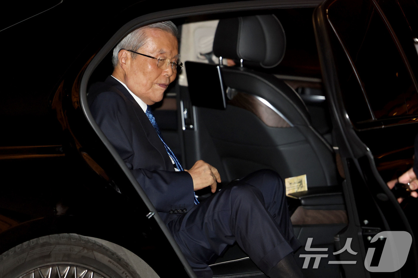 (서울=뉴스1) 이광호 기자 = 김종인 전 국민의힘 비상대책위원장이 25일 오후 서울 서초구 예술의전당 콘서트홀에서 열린 아산 정주영 서거 25주기 추모 음악회에 참석하고 있다. …