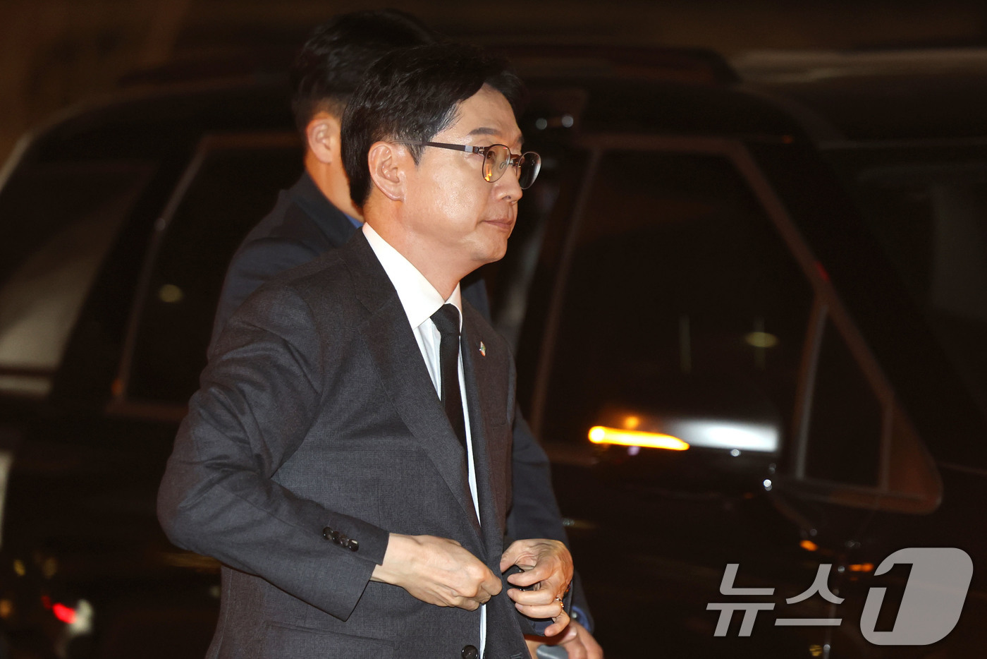 (서울=뉴스1) 이광호 기자 = 김경수 대통령직속 지방시대위원장이 25일 오후 서울 서초구 예술의전당 콘서트홀에서 열린 아산 정주영 서거 25주기 추모 음악회에 참석하고 있다. 2 …