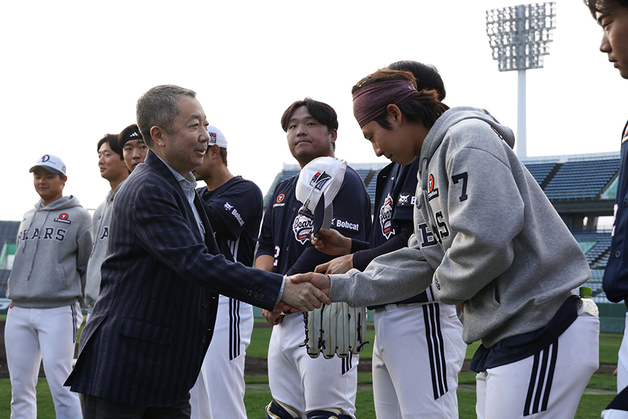 프로야구 두산 박정원 구단주, 일본 스프링캠프 격려 방문