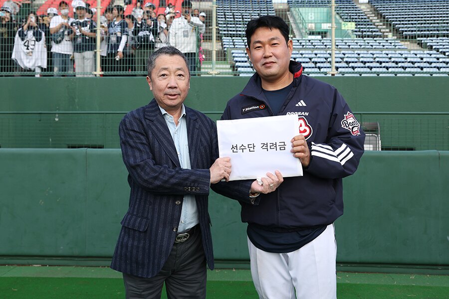 본문 이미지 - 박정원 두산그룹 회장(왼쪽)과 두산 베어스 주장 양의지. (두산 베어스 제공)