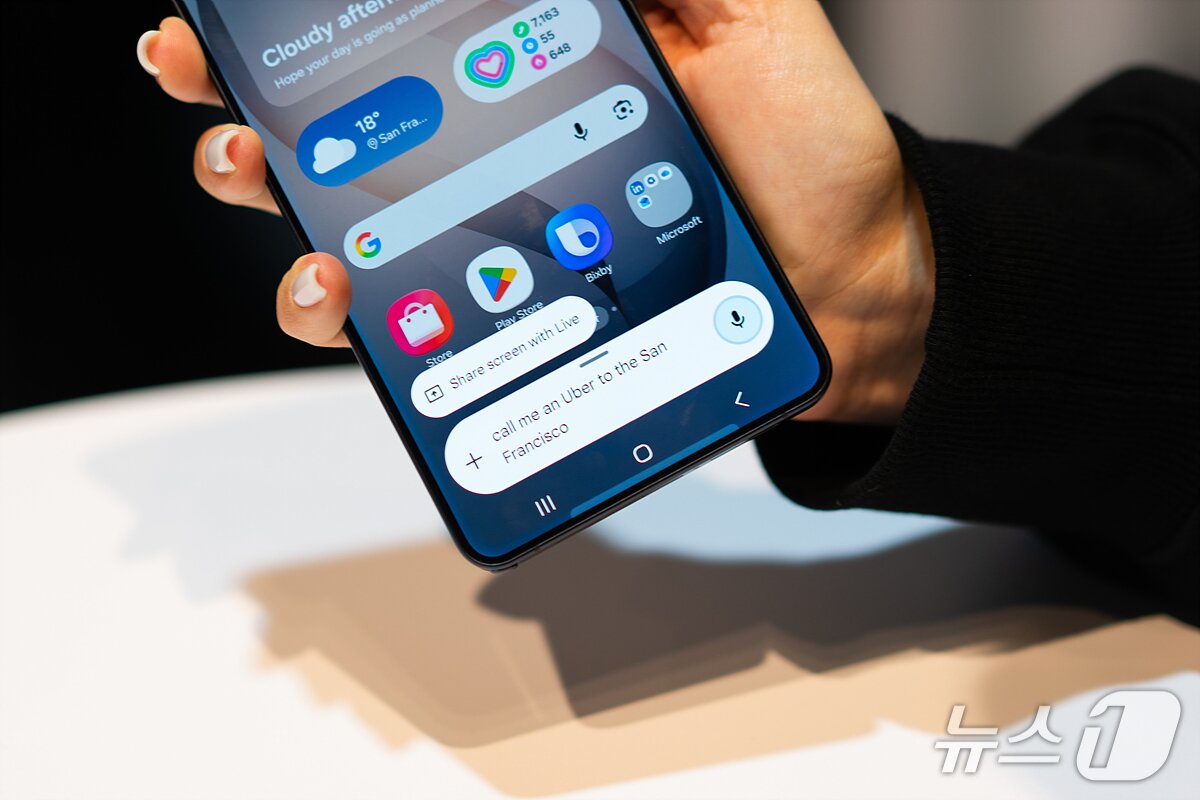 본문 이미지 - 갤럭시S26 시리즈에 적용된 AI 기능으로 우버 택시를 호출하는 모습. 2026.2.25 ⓒ 뉴스1 이기범 기자
