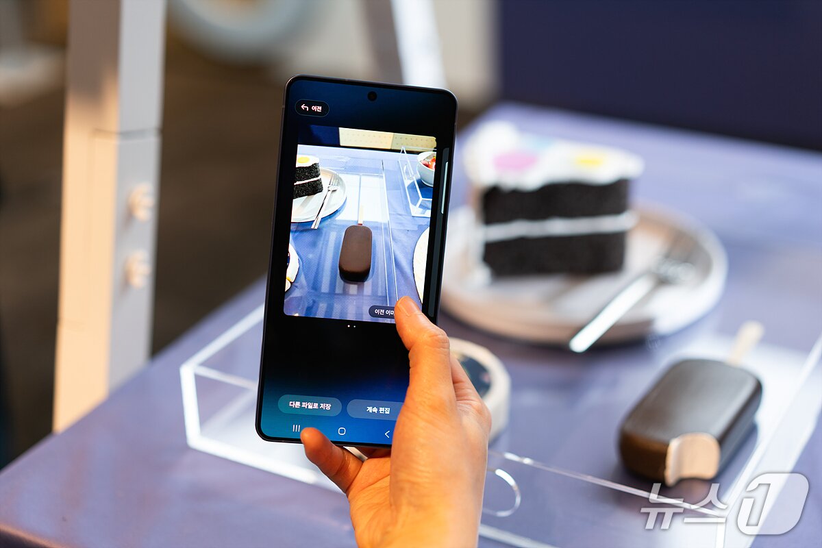 본문 이미지 - '갤럭시S26'에 새롭게 적용된 '포토 어시스트' 기능. 2026.2.25 ⓒ 뉴스1 이기범 기자