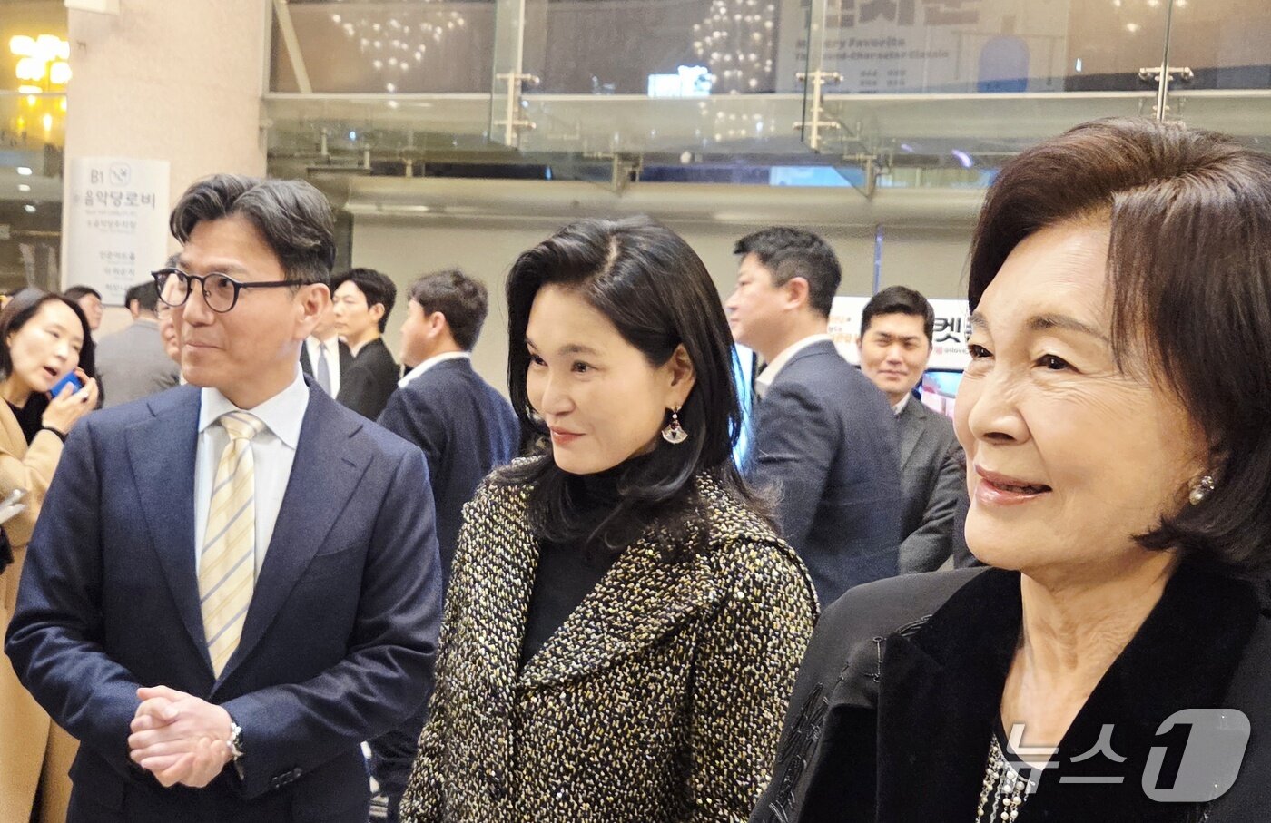 본문 이미지 - 25일 오후 서울 서초구 예술의전당 콘서트홀에서 열린 아산 정주영 서거 25주기 추모 음악회에 참석한  홍라희 삼성미술관 리움 명예관장(오른쪽부터), 이서현 삼성물산 사장, 김재열 국제빙상경기연맹(ISU) 회장. 