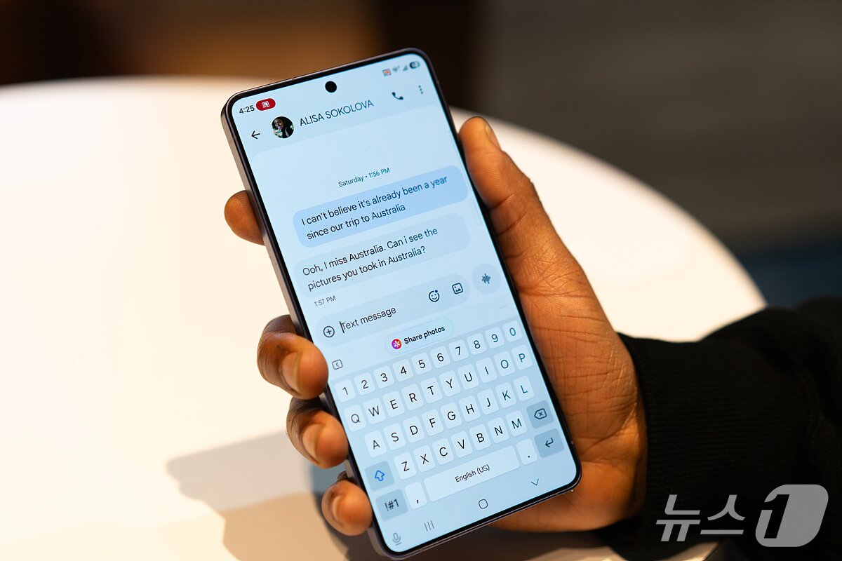 본문 이미지 - 갤럭시S26 나우 넛지 기능. 문자 메시지를 주고 받는 도중 AI가 알아서 필요한 사진을 제안해준다. 2026.2.25 ⓒ 뉴스1 이기범 기자