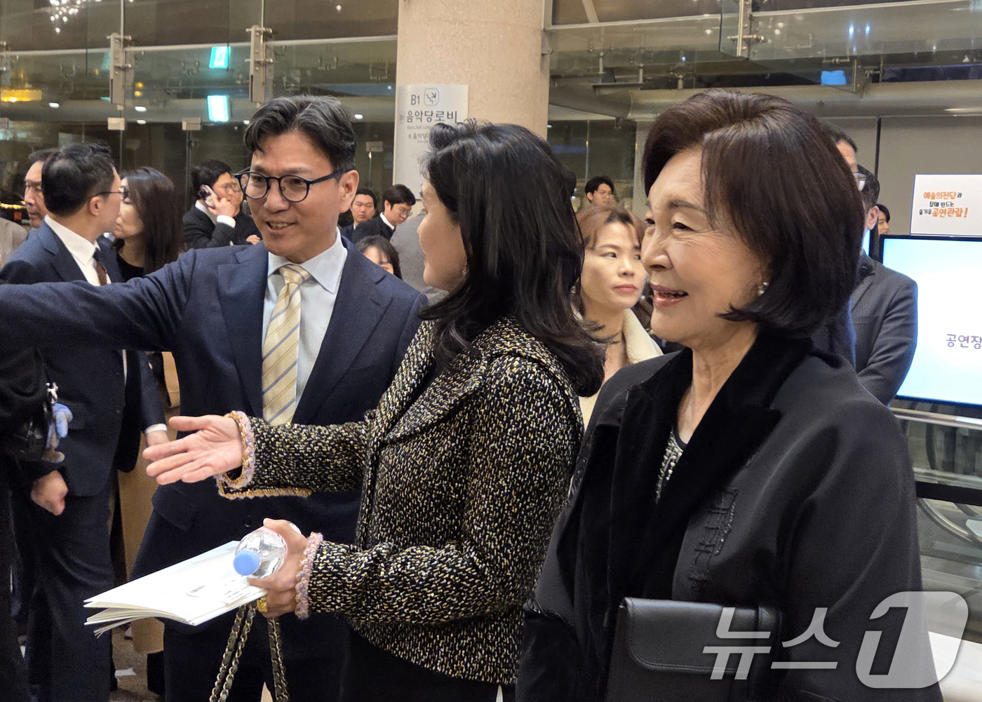 (서울=뉴스1) 박기범 기자 = 홍라희 리움미술관 명예관장(오른쪽부터), 이서현 삼성물산 사장, 김재열 국제빙상경기연맹(ISU) 회장 겸 국제올림픽위원회(IOC) 집행위원이 25일 …