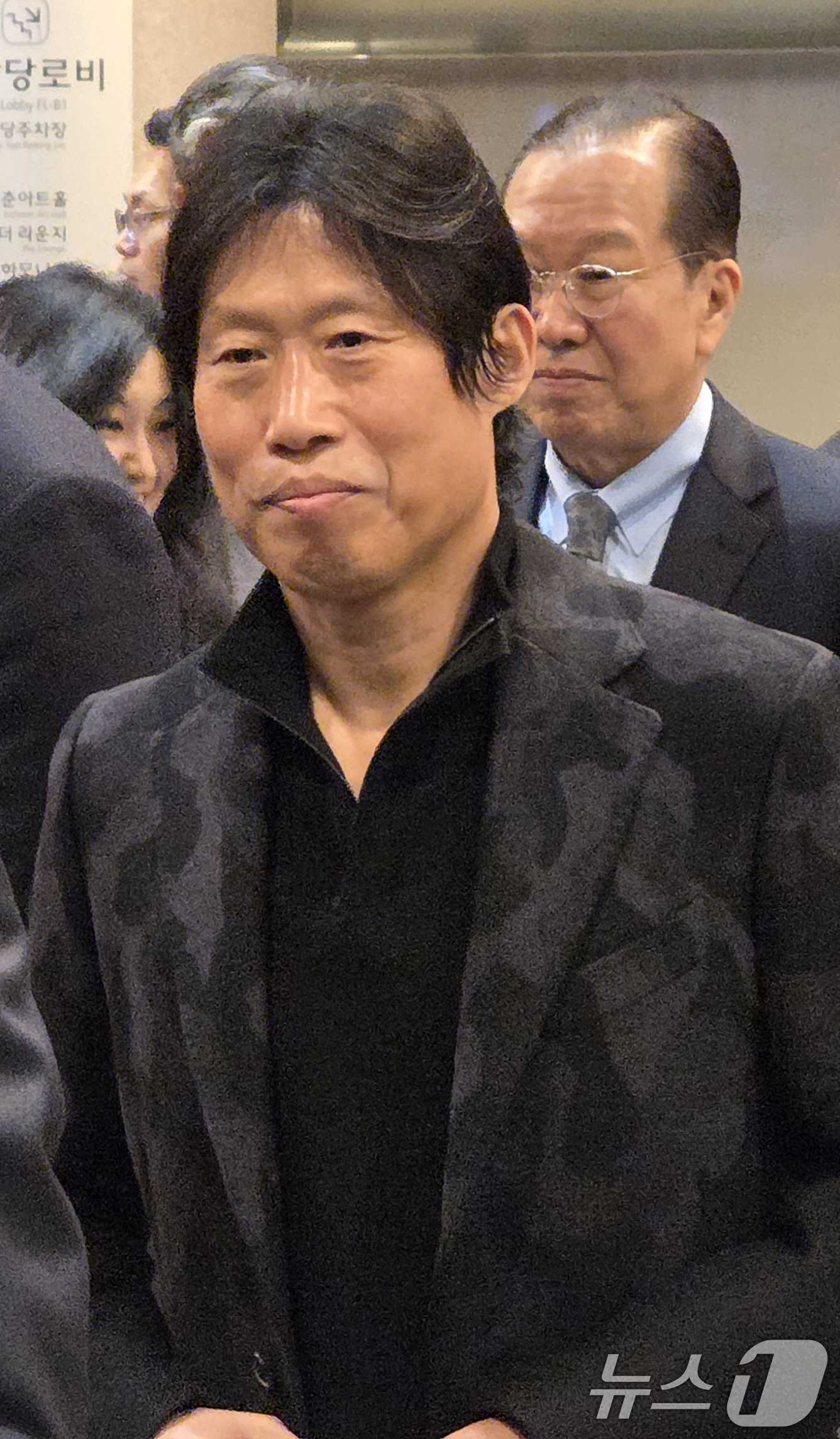 (서울=뉴스1) 박기범 기자 = 배우 유해진, 권영세 국민의힘 의원이 25일 오후 서울 서초구 예술의전당 콘서트홀에서 열린 아산 정주영 서거 25주기 추모 음악회에 참석하고 있다. …