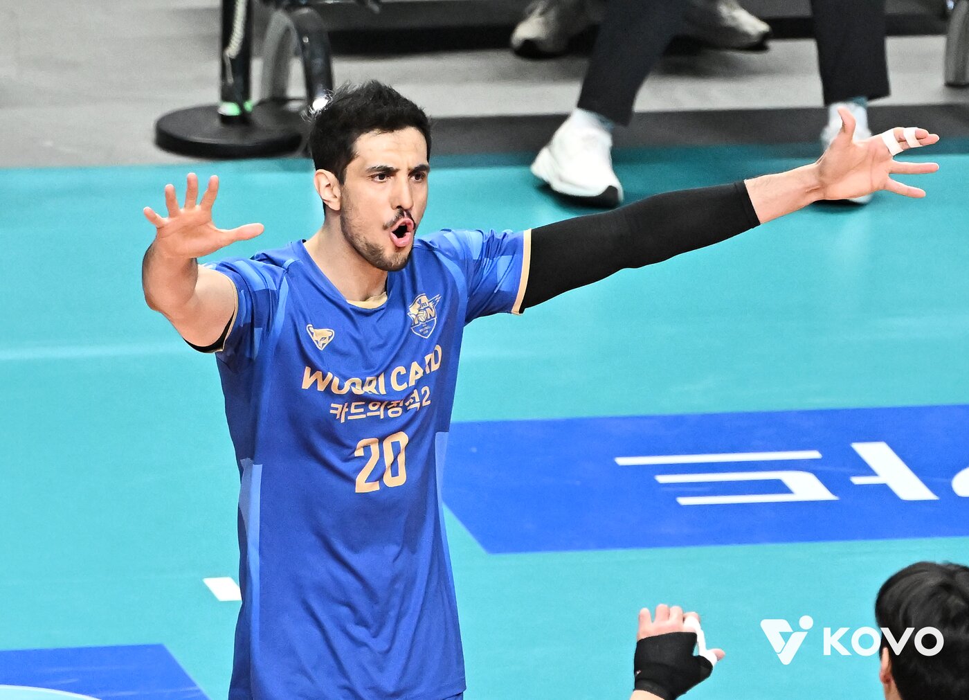 본문 이미지 - 우리카드는 25일 열린 2025-26 V리그 남자부 6라운드 홈 경기에서 OK저축은행을 3-1로 꺾고 5연승을 질주했다. 사진은 우리카드 외국인선수 아라우조. (KOVO 제공)