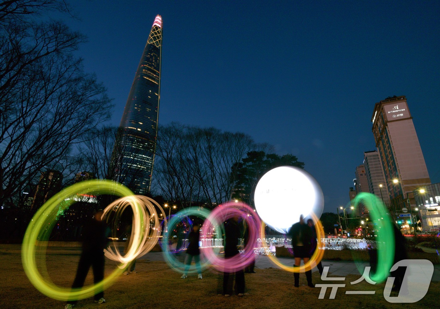 (서울=뉴스1) = 정월대보름을 앞둔 25일 서울 송파구 석촌호수 더스피어(The Sphere)에서 열린 쥐불놀이 행사에서 시민들이 쥐불놀이 체험을 하고 있다.송파구는 정월대보름을 …