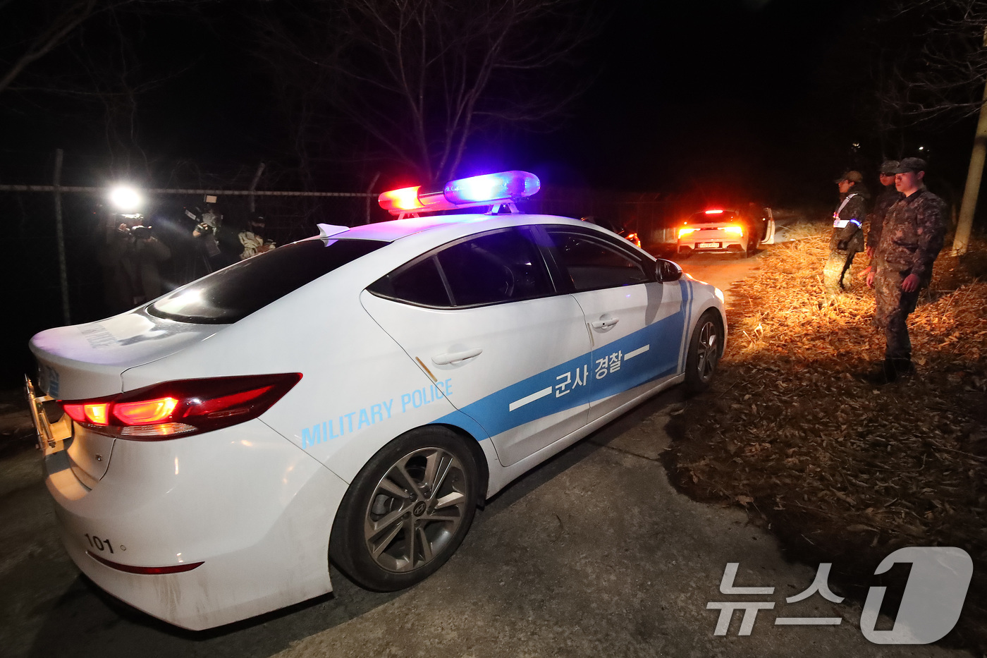 (영주=뉴스1) 공정식 기자 = 25일 오후 7시 31분쯤 경북 영주시 안정면 용산리 한 야산에 공군 F-16C 전투기가 추락해 공군 관계자들이 진입로를 통제하고 있다. 2026. …