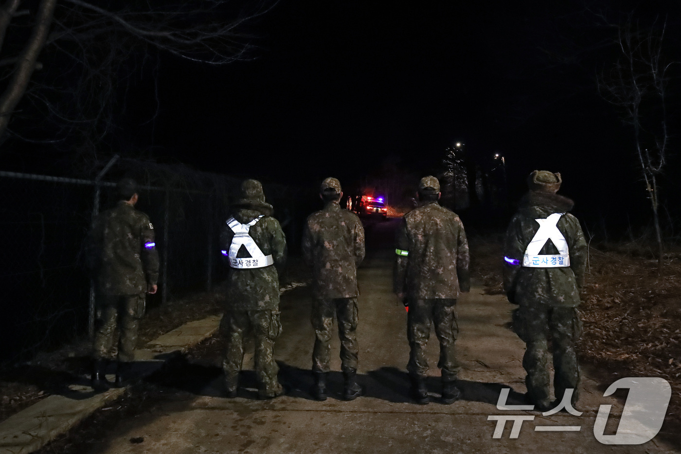 (영주=뉴스1) 공정식 기자 = 25일 오후 7시 31분쯤 경북 영주시 안정면 용산리 한 야산에 공군 F-16C 전투기가 추락해 공군 관계자들이 진입로를 통제하고 있다. 2026. …