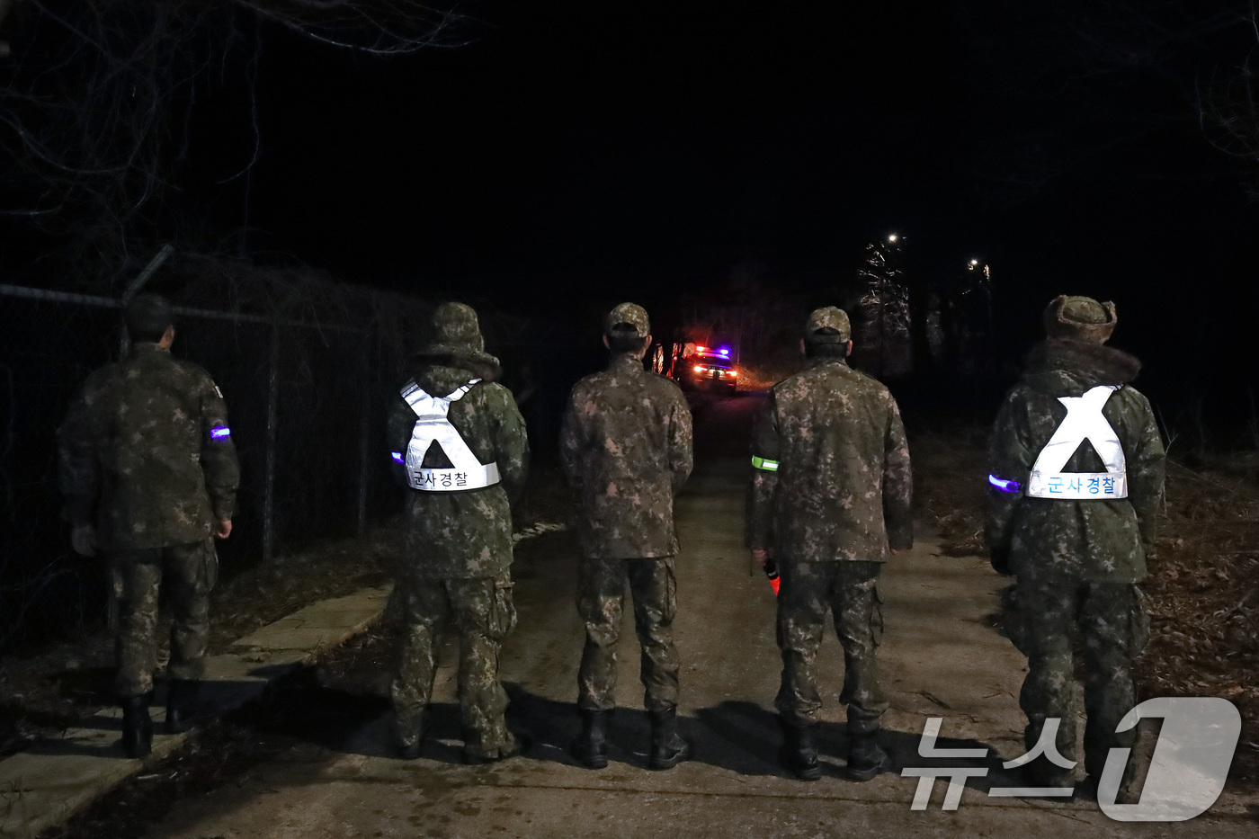 (영주=뉴스1) 공정식 기자 = 25일 오후 7시 31분쯤 경북 영주시 안정면 용산리 한 야산에 공군 F-16C 전투기가 추락해 공군 관계자들이 진입로를 통제하고 있다. 2026. …