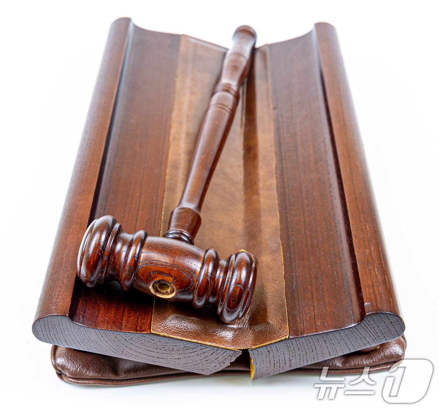 (서울=뉴스1) = 우원식 국회의장은 25일 2024년 12월 4일 「비상계엄해제요구 결의안」, 2024년 12월 14일 「대통령(윤석열) 탄핵소추안」 가결 등에 쓰인 의사봉 및 …